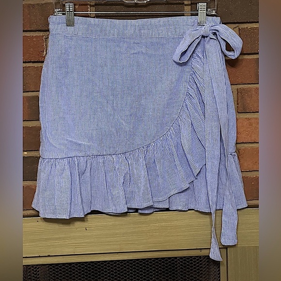 🛍️ cute wrap style mini skirt excellent condition. - Picture 1 of 6